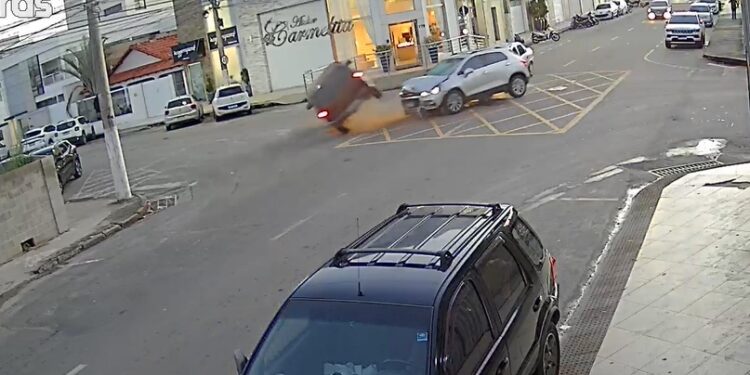 Carro capota e deixa ferido após colisão em Linhares - Foto: Reprodução