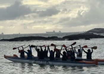 Idosas superam medos e remam pela primeira vez em aula de canoa havaiana em Vila Velha. Foto: Sesa