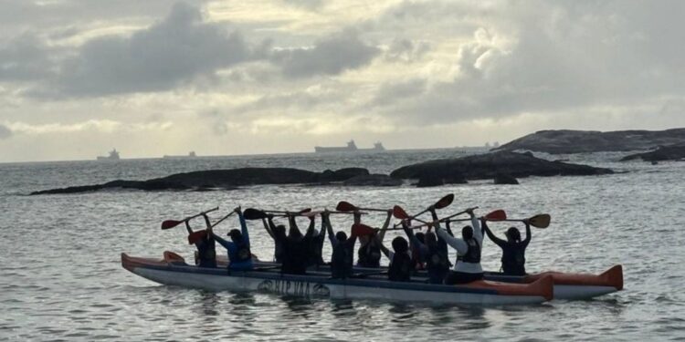 Idosas superam medos e remam pela primeira vez em aula de canoa havaiana em Vila Velha. Foto: Sesa