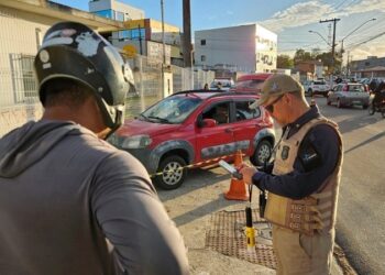 Blitz em Linhares: 75 multas e 12 veículos removidos na ação do Maio Amarelo - Foto: Detran/ES