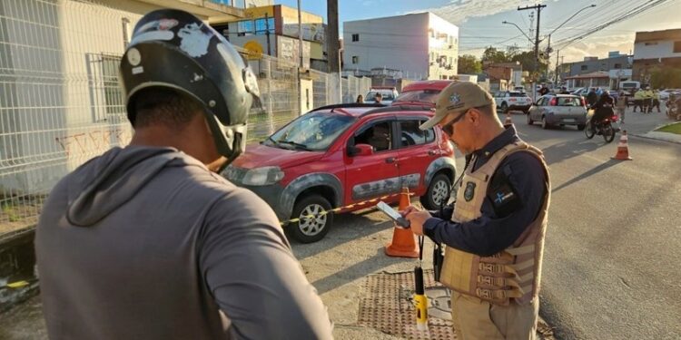 Blitz em Linhares: 75 multas e 12 veículos removidos na ação do Maio Amarelo - Foto: Detran/ES