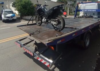 PM recupera moto furtada e prende suspeito em motel de Colatina - Foto: PMES