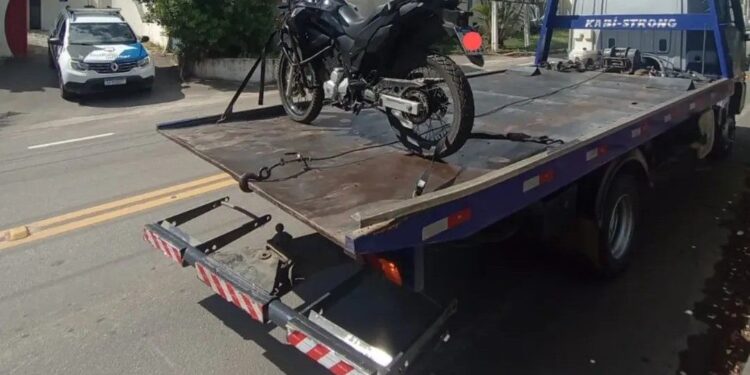 PM recupera moto furtada e prende suspeito em motel de Colatina - Foto: PMES