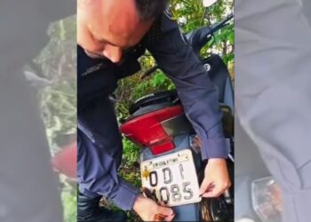 Moto furtada localizada em Colatina com placa adulterada - Foto: PMES