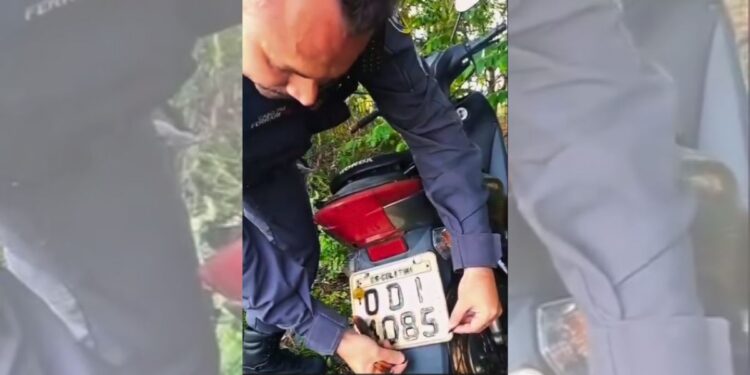 Moto furtada localizada em Colatina com placa adulterada - Foto: PMES