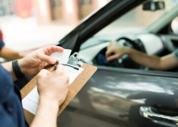 Cinco atitudes que ajudam motoristas a evitar multas de trânsito em 2025 - Foto: Reprodução