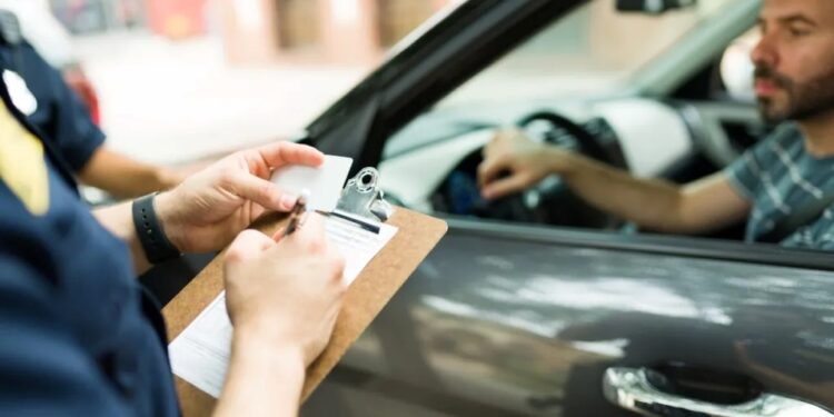 Cinco atitudes que ajudam motoristas a evitar multas de trânsito em 2025 - Foto: Reprodução