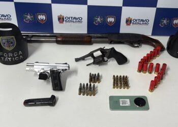 PM apreende arsenal com escopeta, pistola e munições em Colatina - Foto: PMES