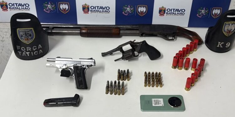 PM apreende arsenal com escopeta, pistola e munições em Colatina - Foto: PMES