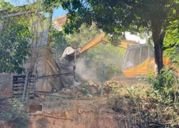 Prefeitura de Colatina inicia retirada de estruturas abandonadas; moradores aguardavam medida há anos. Fotos: Secretaria de Comunicação Social Prefeitura de Colatina
