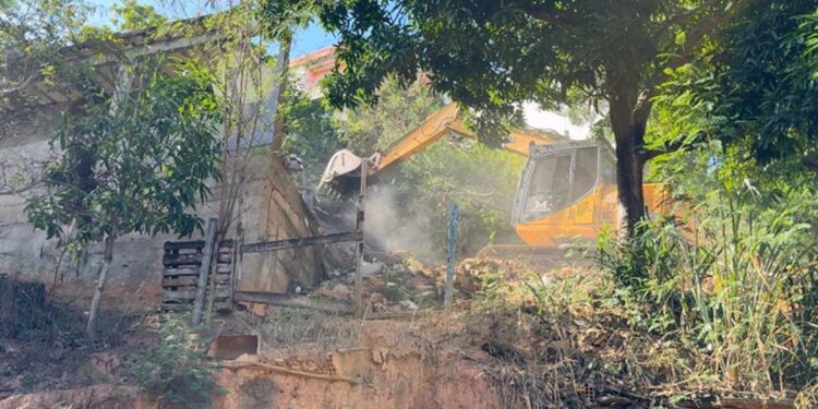 Prefeitura de Colatina inicia retirada de estruturas abandonadas; moradores aguardavam medida há anos. Fotos: Secretaria de Comunicação Social Prefeitura de Colatina