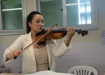 Visita emocionante: violinista toca para amigo em coma no HEC - Foto: Sesa