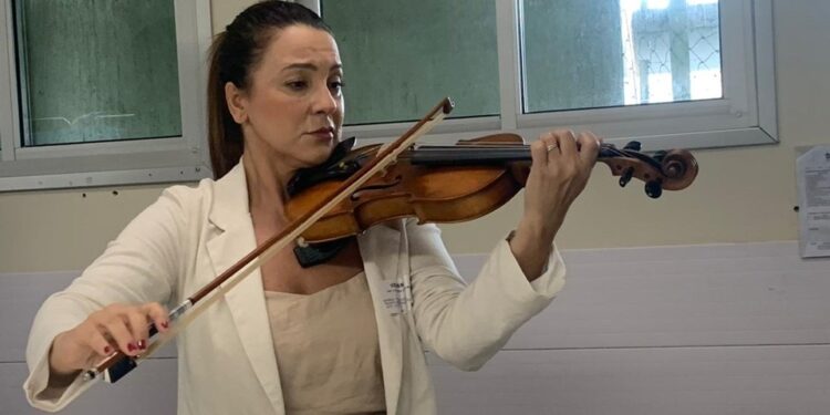 Visita emocionante: violinista toca para amigo em coma no HEC - Foto: Sesa