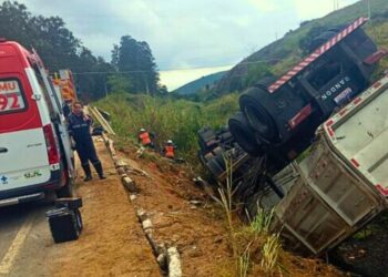 Carreta tomba na ES 080 em São Domingos do Norte e motorista é socorrido pelo Samu - Foto: Rede Social