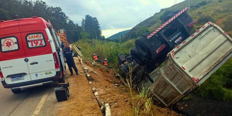 Carreta tomba na ES 080 em São Domingos do Norte e motorista é socorrido pelo Samu - Foto: Rede Social