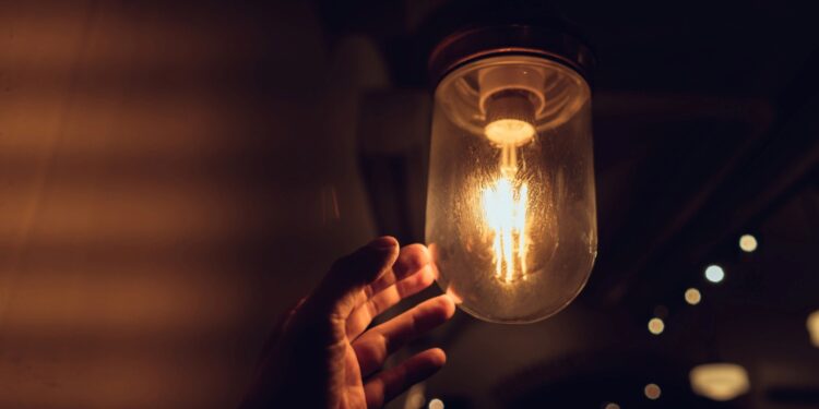 Especialista explica os principais vilões da conta de luz - Foto: Freepik