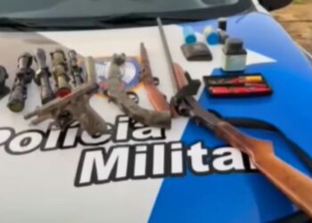 PM apreende arsenal com armas, munições e moto clonada em Marilândia - Foto: PMES