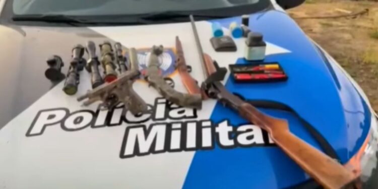 PM apreende arsenal com armas, munições e moto clonada em Marilândia - Foto: PMES