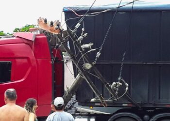 Carreta derruba poste e interdita via próxima ao estádio municipal de Colatina. Foto: redes sociais