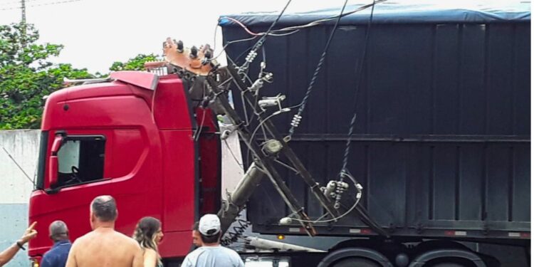 Carreta derruba poste e interdita via próxima ao estádio municipal de Colatina. Foto: redes sociais