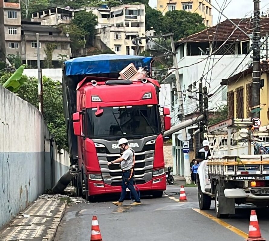 Rua Leonel Ferreira ficou fechada por causa do acidente. Foto: redes sociais