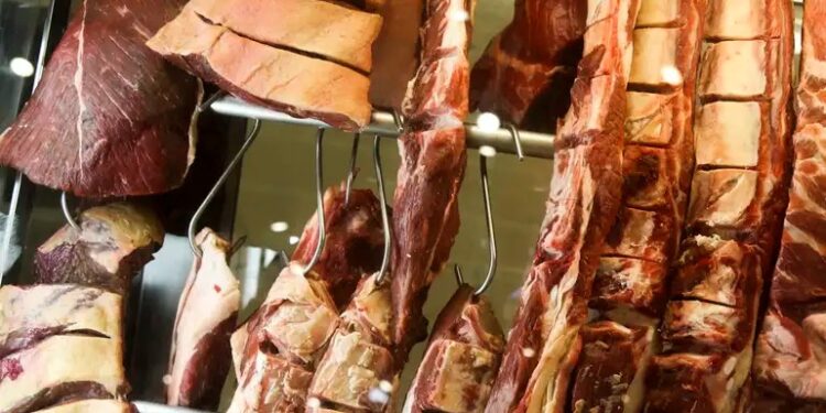 Você sabe o que tem na carne que compra? Água, aditivos e a importância de ler o rótulo - Imagem: Valter Campanato/Agência Brasil