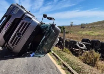 Motorista fica ferido após carreta tombar na ES-446, em Baixo Guandu - Foto: Leitor Colatina em Ação