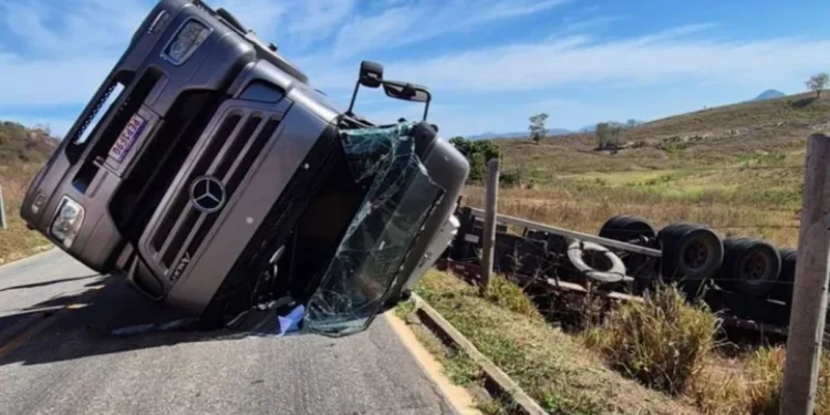 Motorista fica ferido após carreta tombar na ES-446, em Baixo Guandu - Foto: Leitor Colatina em Ação
