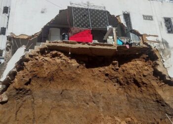 Parte de residência desaba no Centro de Colatina, moradores escapam ilesos - Foto: Reprodução