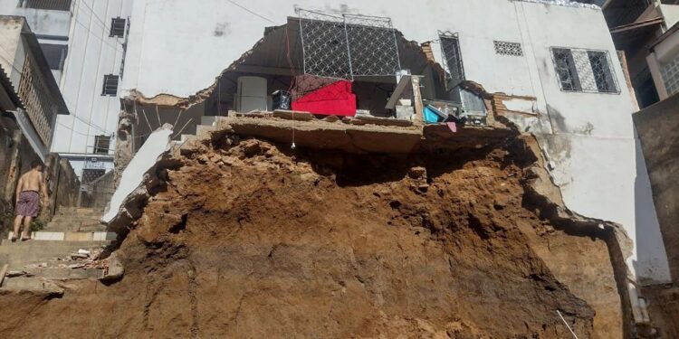 Parte de residência desaba no Centro de Colatina, moradores escapam ilesos - Foto: Reprodução
