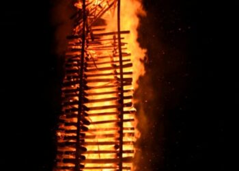 Fogueira gigante de 27 metros é destaque na 1ª Festa de São João de Marilândia - Foto: Prefeitura de Marilândia