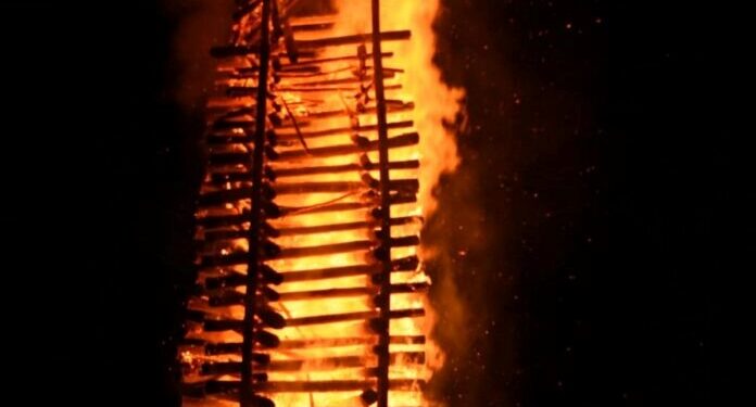 Fogueira gigante de 27 metros é destaque na 1ª Festa de São João de Marilândia - Foto: Prefeitura de Marilândia