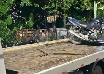 Motociclista empina moto e foge da PM, mas é preso em Colatina - Foto: PMES