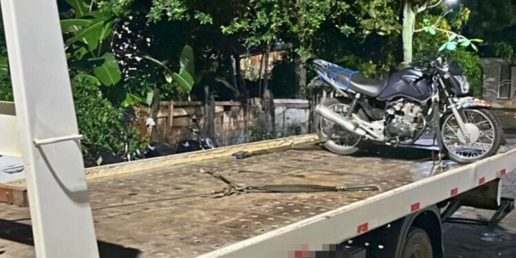 Motociclista empina moto e foge da PM, mas é preso em Colatina - Foto: PMES