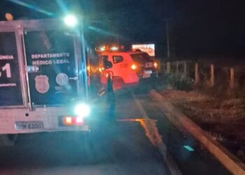 Mulher bate carro em moto, desce para pedir ajuda e morre atropelada em Linhares - Foto: Reprodução