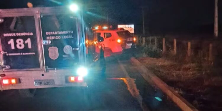 Mulher bate carro em moto, desce para pedir ajuda e morre atropelada em Linhares - Foto: Reprodução