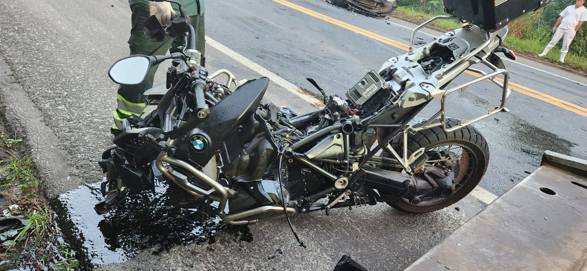 Acidente entre moto e carro deixa dois feridos e interdita BR-101 em Sooretama -  Crédito: Divulgação PRF