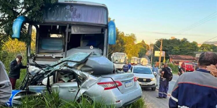 Motorista morre e 33 ficam feridos em colisão entre carro e ônibus na ES-257, em Aracruz - Foto: Reprodução