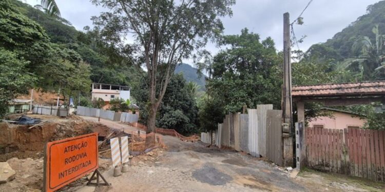 Trânsito em "Pare e Siga" na ES-080 nesta sexta-feira (13) para obra de nova ponte no Caminho do Imigrante. Foto: DER-ES