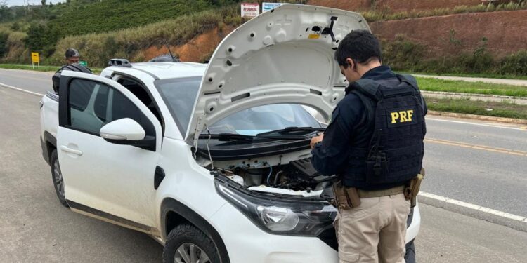 Mulher é presa em Colatina com carro clonado roubado em Jaguaré. Foto: PRF - ES