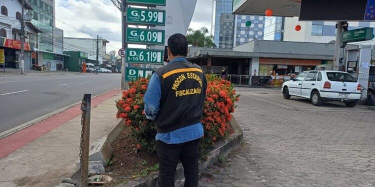 Procon-ES fiscaliza postos para verificar queda no preço da gasolina na Grande Vitória. Foto: Procon