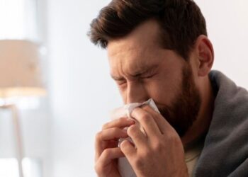 Segurar o espirro pode causar danos à saúde, alerta especialista. Foto: Freepik