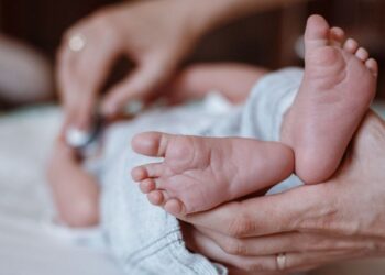 Teste do Pezinho: exame gratuito e obrigatório pode salvar vidas logo nos primeiros dias do bebê. Foto: reprodução