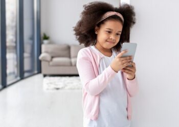 Especialista explica como diminuir o uso de telas - Foto: Freepik