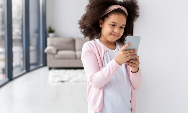 Especialista explica como diminuir o uso de telas - Foto: Freepik