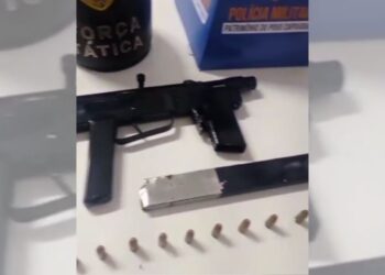 Submetralhadora é encontrada pela PM em casa no bairro Operário, em Colatina - Crédito: PMES