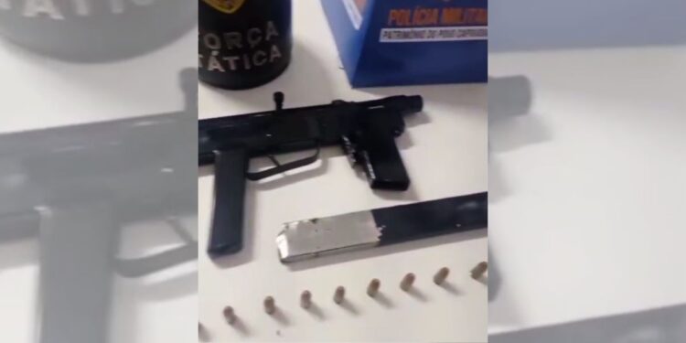 Submetralhadora é encontrada pela PM em casa no bairro Operário, em Colatina - Crédito: PMES