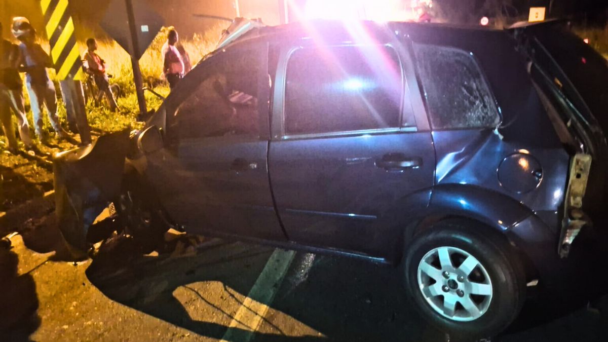 Homem morre em colisão frontal entre carro e caminhão na BR-101, em São Mateus - Foto: Leitor