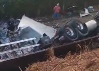 Carreta derruba poste e causa estragos após acidente na BR-259 em Colatina - Foto: Reprodução