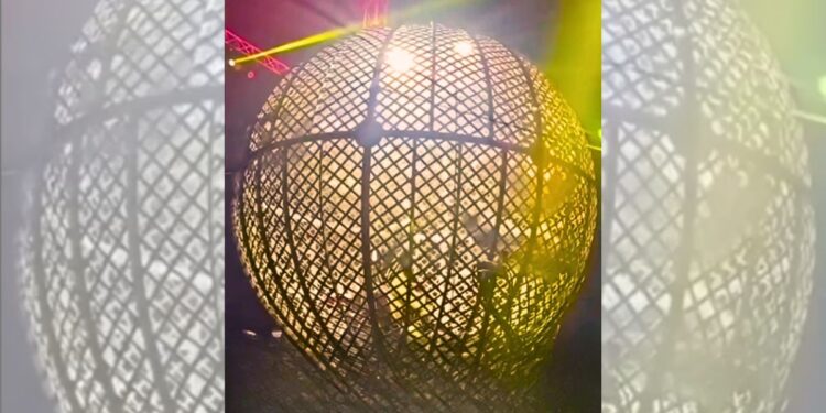 Colisão entre motos no Globo da Morte assusta público em circo de São Mateus - Foto: Reprodução